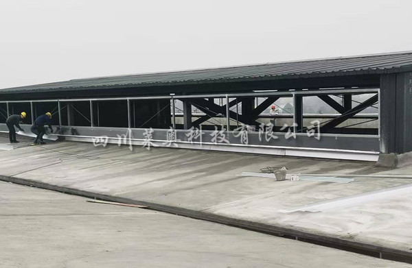 成都都江堰三角型侧开电动采光排烟天窗施工工程,四川莱奥