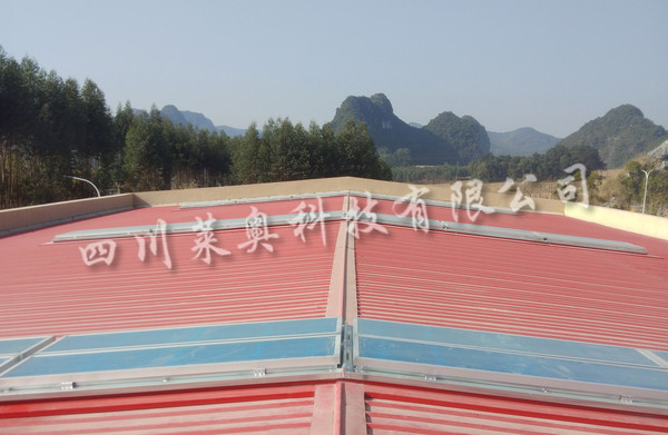 广西南宁连体式一字型电动采光排烟天窗施工工程_四川莱奥