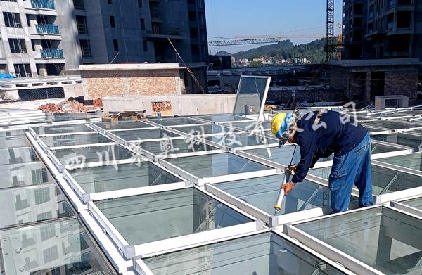 湖南邵阳商业综合体采光井玻璃顶盖安装工程