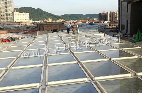 湖南邵阳商业综合体采光井玻璃顶盖安装工程