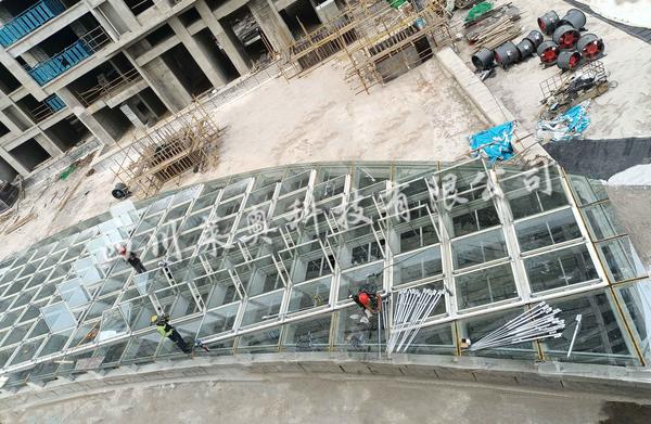 湖南邵阳商业综合体采光井玻璃顶盖安装工程